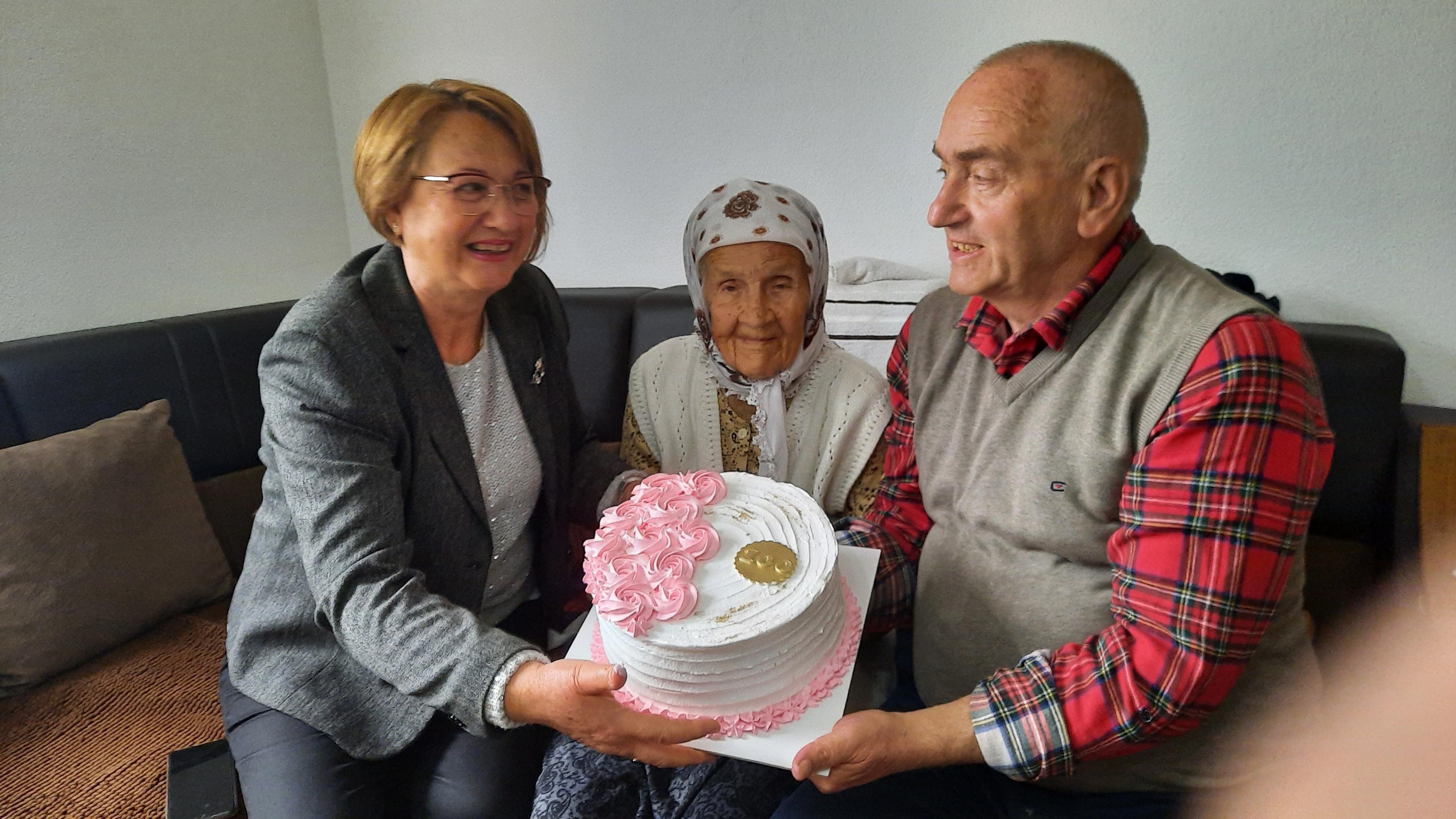 Humanista Adi Kurtovi Belo i supruga Sajda urucili tortu dar Alme Hadzikadunic - Avaz