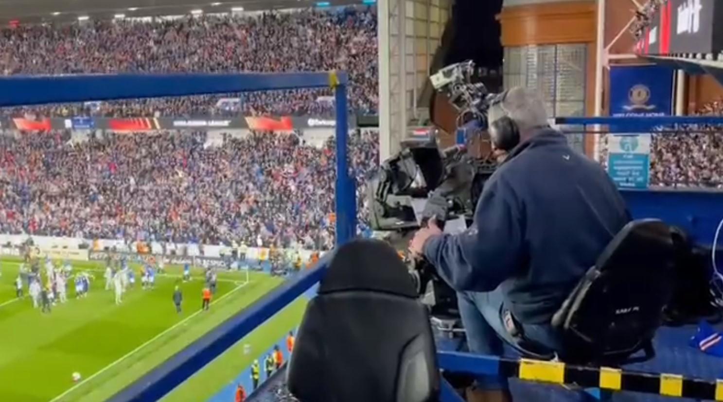 Ovom kamermanu nije bilo ugodno snimati utakmicu - Avaz