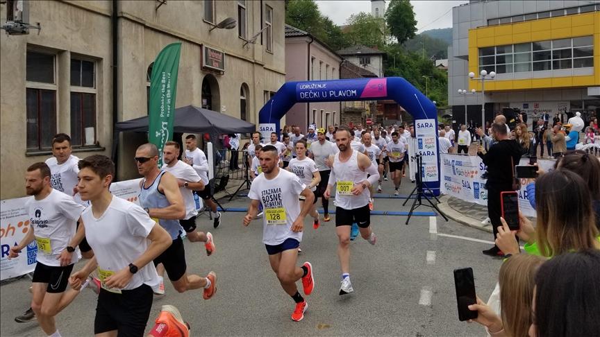 U Srebrenici stotine trkača učestvovalo na trci "Stazama Bosne srebrene"