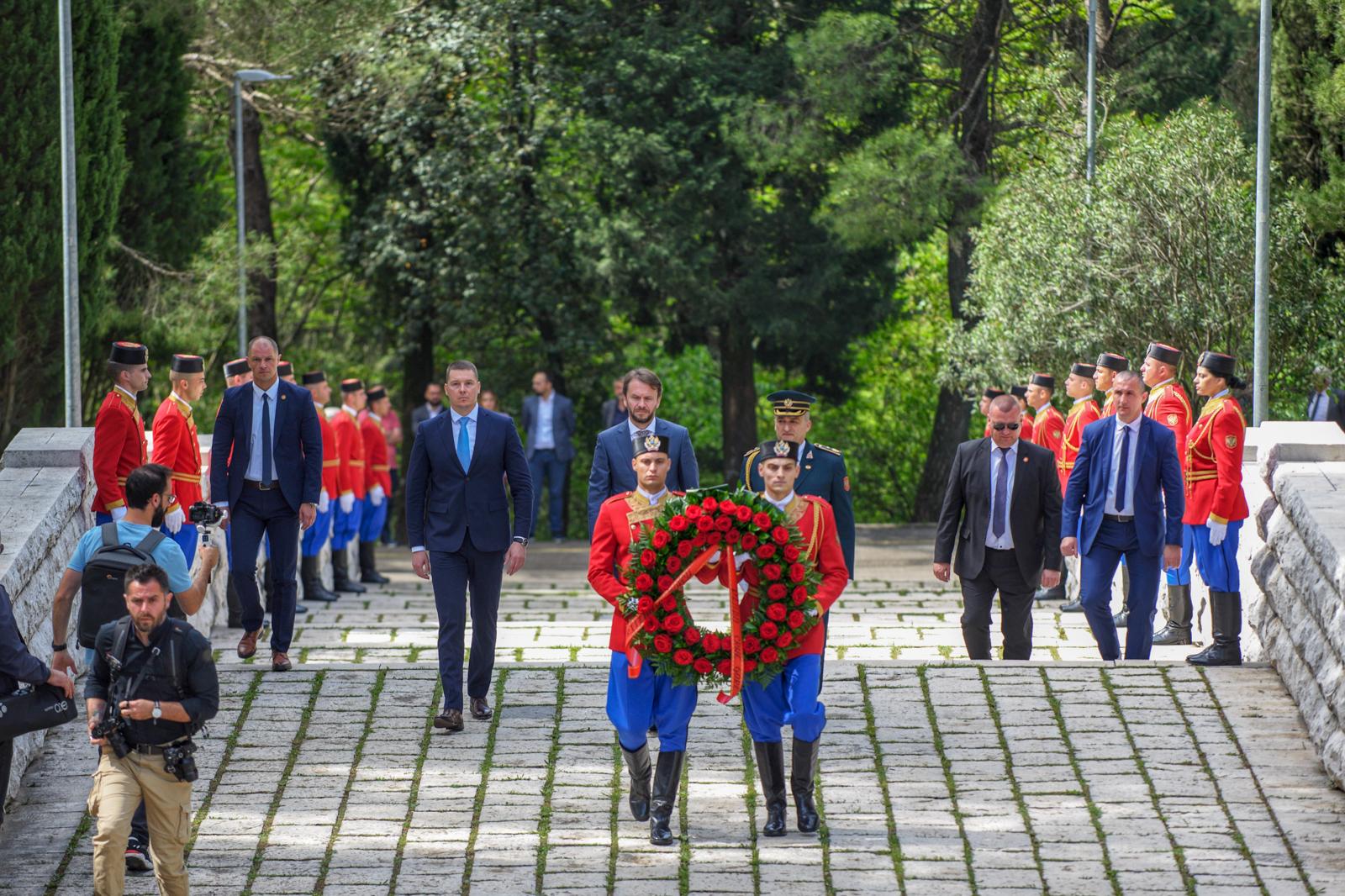 Brojne delegacije crnogorskih zvaničnika položile su danas vijenac na Spomenik Partizanu borcu - Avaz