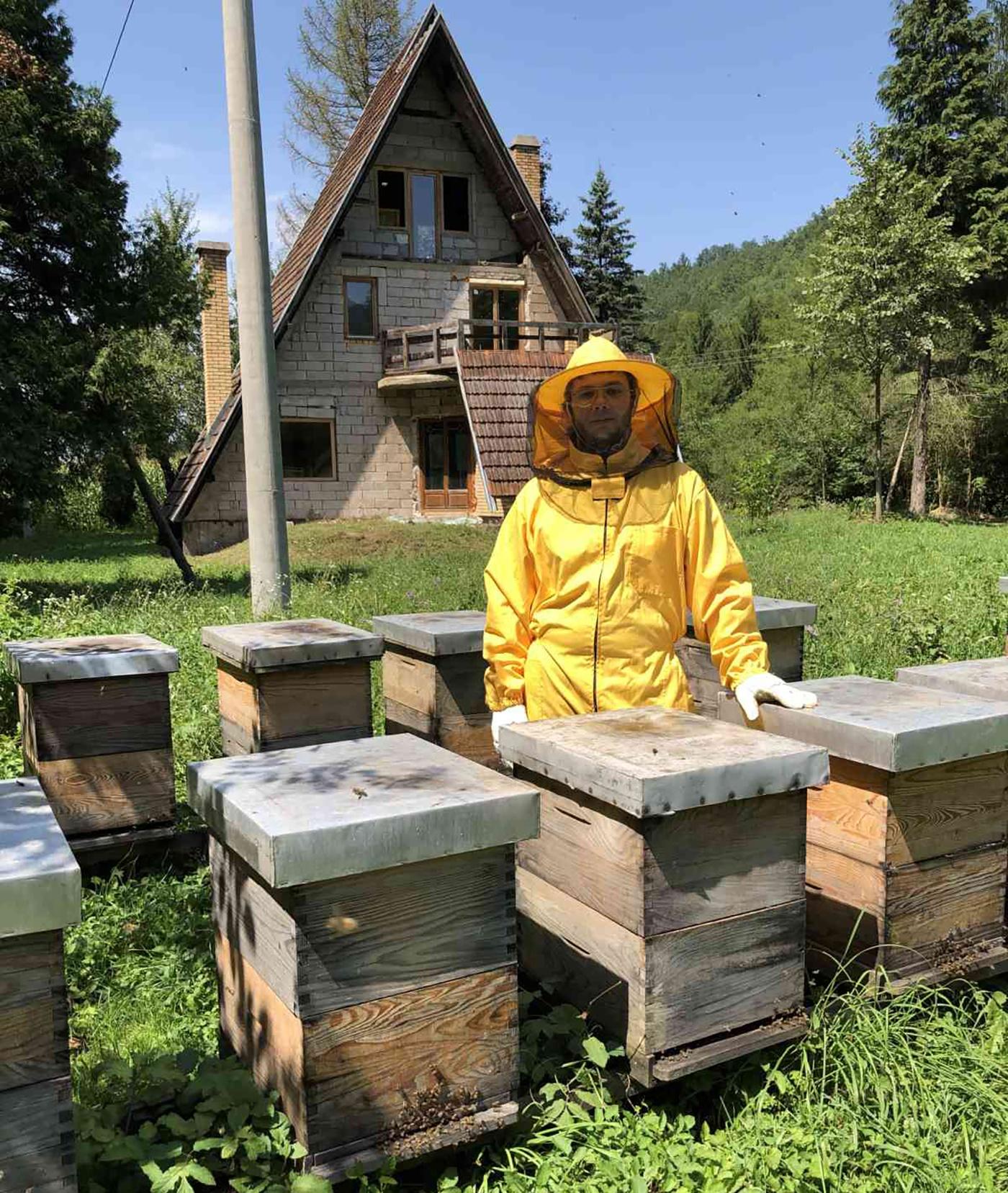 Memišević pored svog pčelinjaka - Avaz