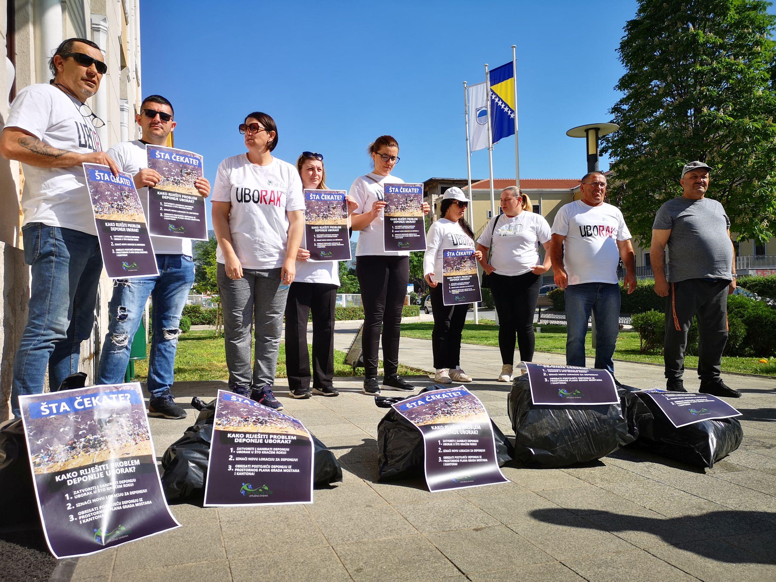 Puna im kapa: Građani donijeli smeće sa Uborka pred mostarsku Vijećnicu