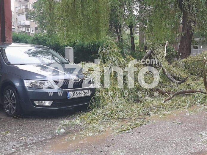 Haos u Zenici: Poplavljene ceste, jedno drvo palo na automobil