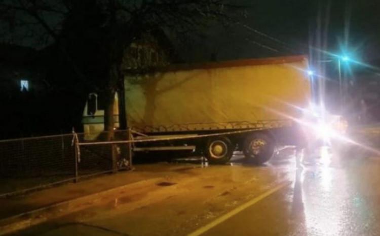 Kamion na mjestu nesreće u Nedžarićima - Avaz