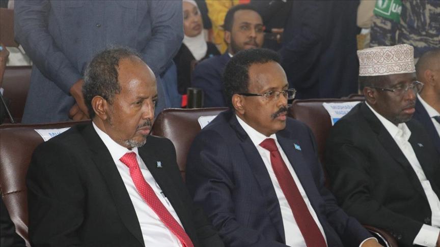 Somalia's new president Hassan Sheikh Mohamud (L) and former President Mohamed Abdullahi Mohamed (C) in Mogadishu, Somalia - Avaz