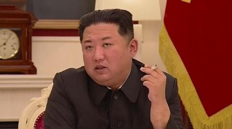 Kim Jong-Un pušio dok je kritikovao vladu zbog stanja s koronavirusom - Avaz