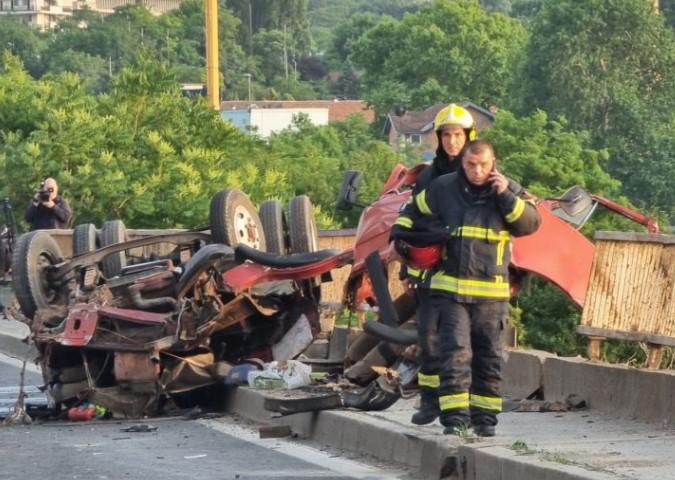 Detalji nesreće na Pančevcu: Ispali iz kabine kamiona i pali sa visine od 20 metara