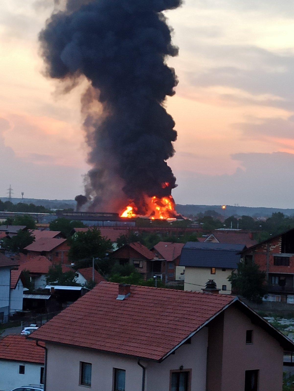 Požar u fabrici “Sava” vidljiv iz cijele Semberije, crni dim se širi iznad grada