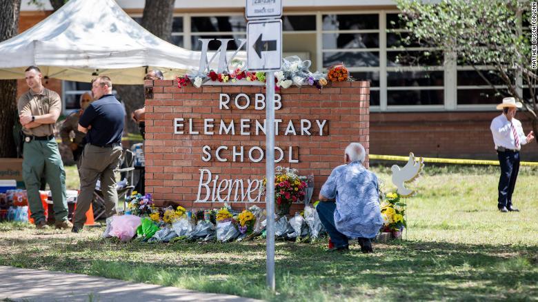 Ispred škole u Teksasu položeno cvijeće i odata počast žrtvama