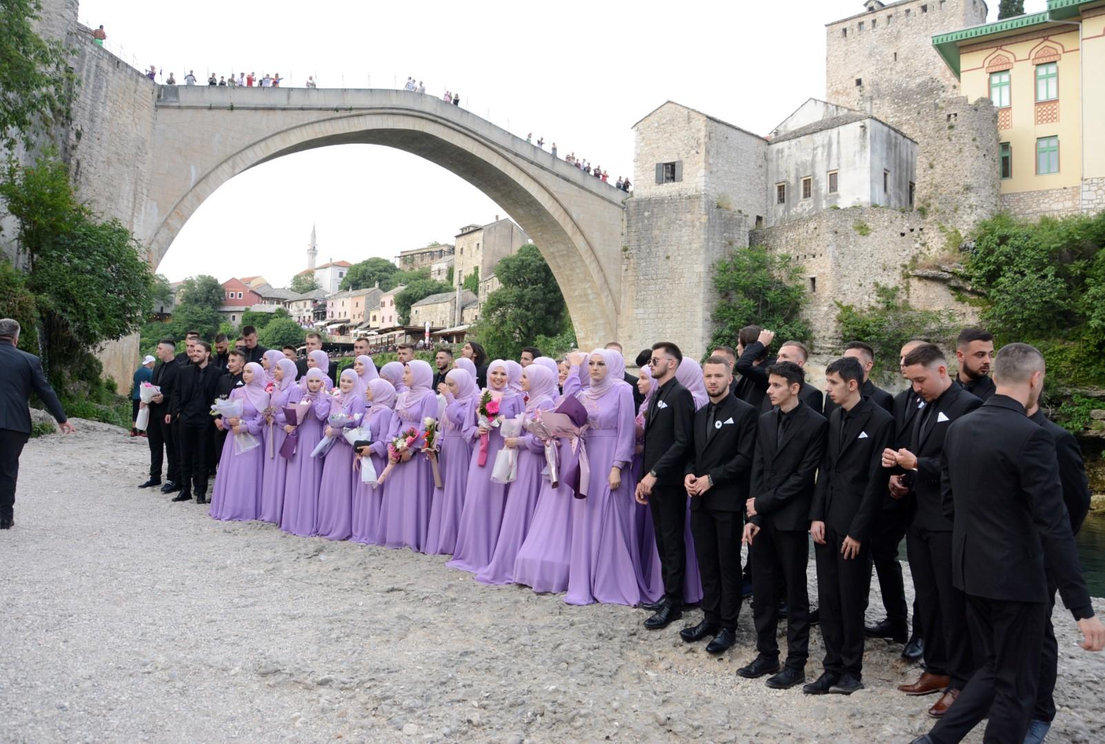 Maturanti Medrese defilirali su Mostarom od Lučkog mosta do Trga Musala - Avaz