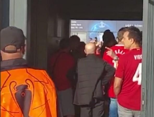 Incident pred finale Lige prvaka, obezbjeđenje se hrvalo sa navijačem