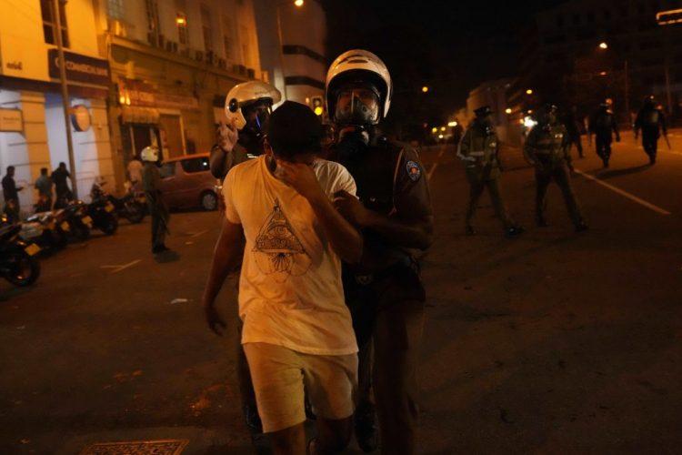 Demonstranti u Šri Lanki traže ostavku predsjednika, policija ih otjerala