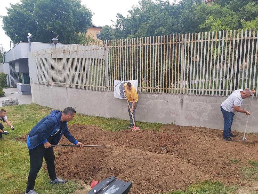 Dragičević i Memić posuli zemlju, postavit će travu na mjestu gdje je bio Davorov šator
