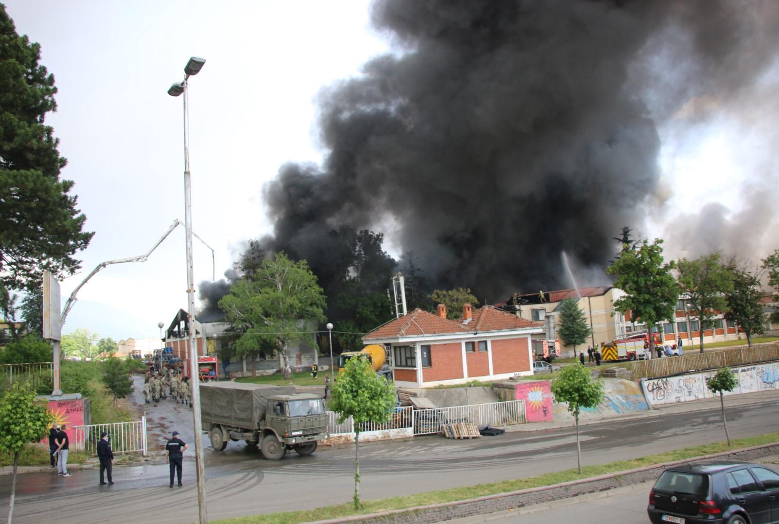 Sjeverna Makedonija: Veliki požar u bivšoj fabrici u Tetovu