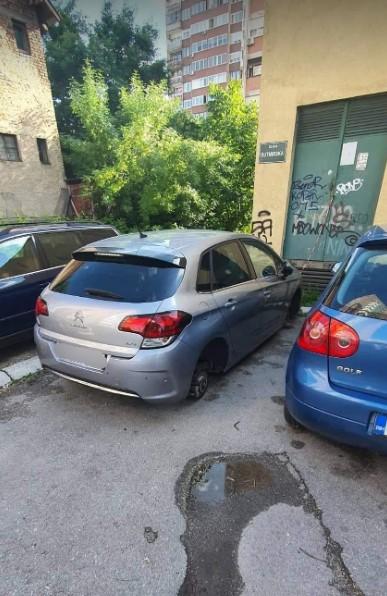 Divlji zapad: U Sarajevu parkiraš automobil, ali ko garantira da će vas sačekati točkovi na njemu