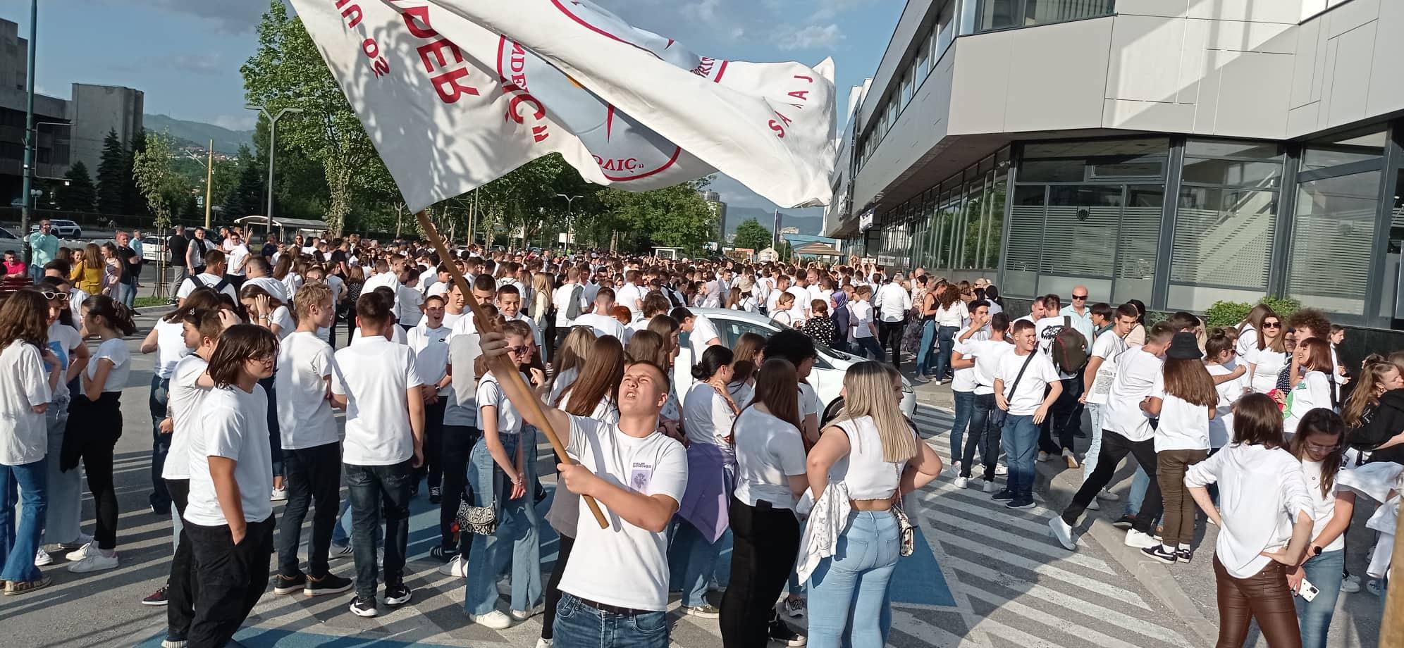 Video / Sarajevski maturanti okupili se ispred Općine Novi Grad