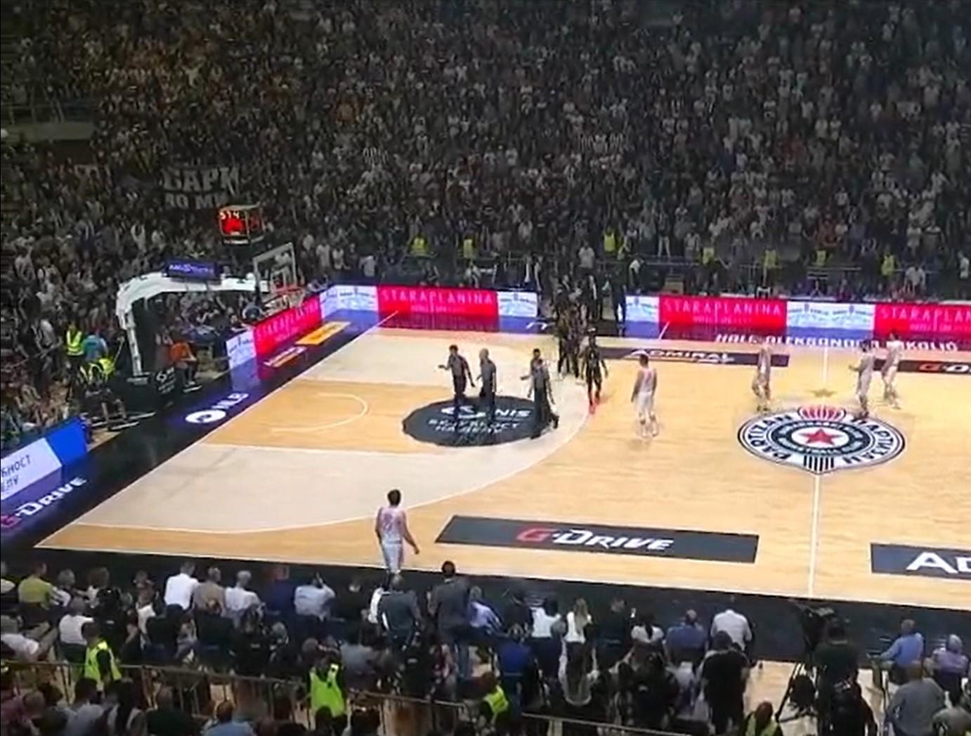 Navijači Partizana napali sudije, utakmica prekinuta na pola sata