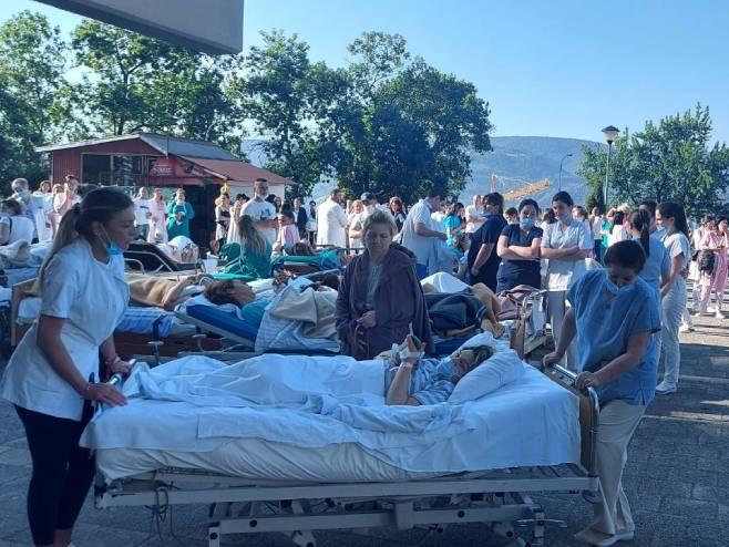 Nakon dojave o bombi: Evakuišu se pacijenti iz UKC RS, iznose se kreveti van