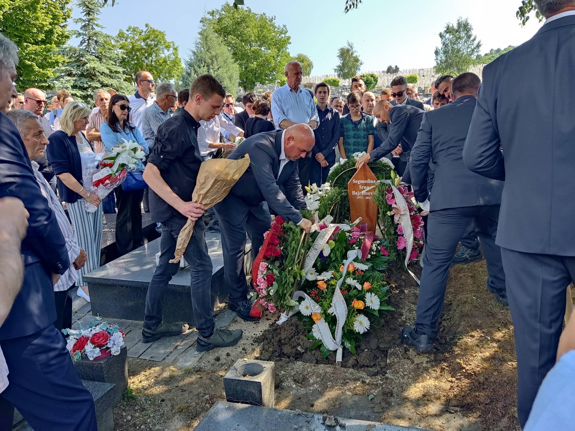 Posljednji oproštaj od Segmedine Srne-Bajramović: Građani, prijatelji i porodica stigli na groblje Bare