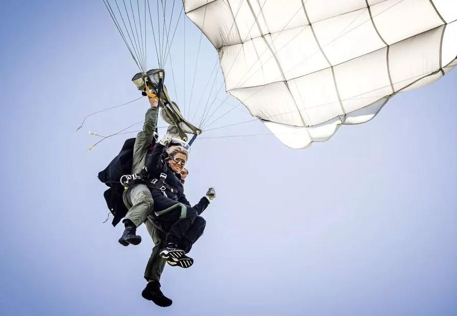 Neustrašiva supruga nizozemskog kralja skočila s padobranom: Maksima i na visini od 4.000 metara ostala kraljica