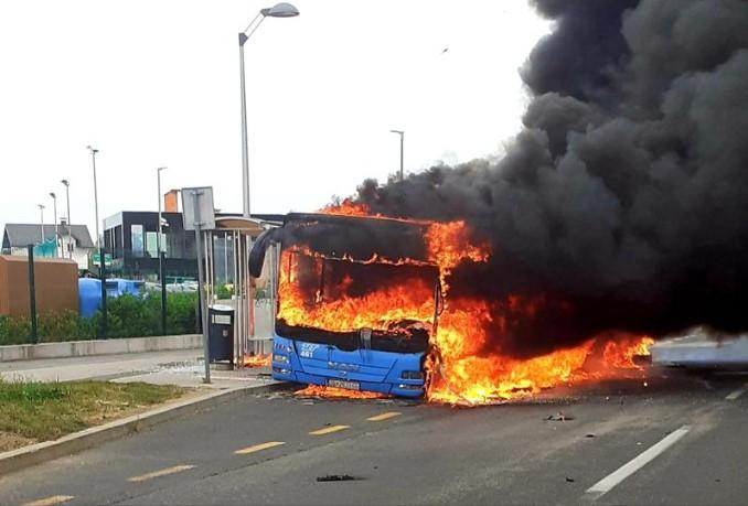 Autobus u plamenu - Avaz