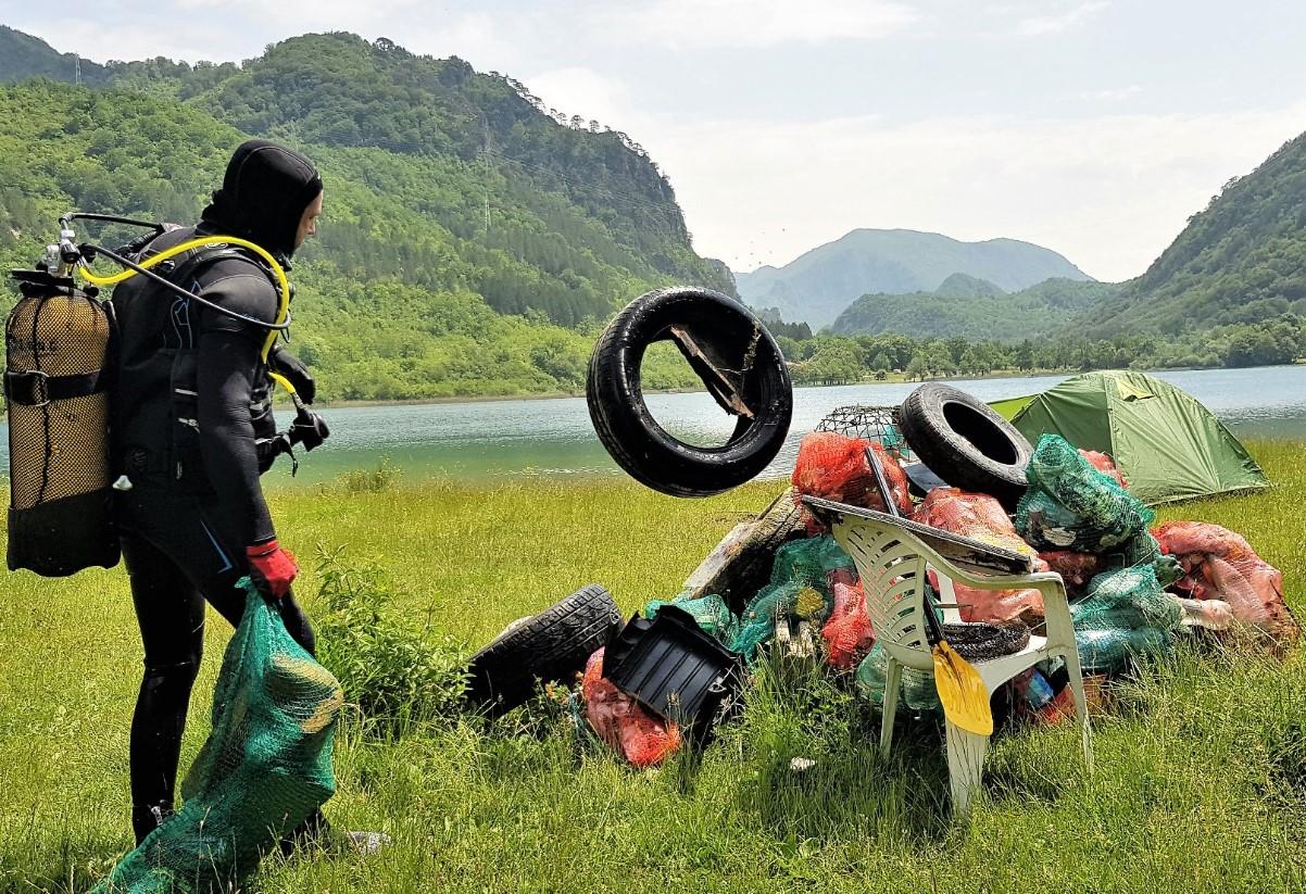 Iz Boračkog jezera izvađeno 300 kilograma stakla, plastike i guma