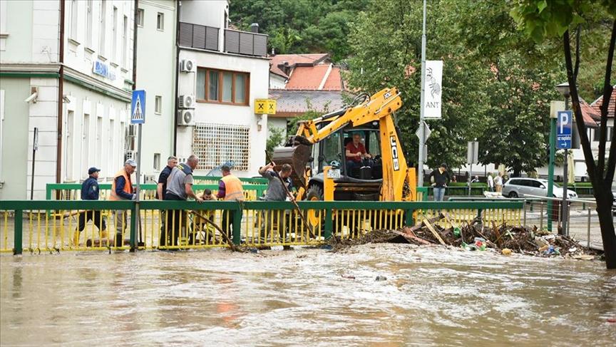 Haotični prizori iz Tešnja: Proglašeno stanje prirodne nesreće, voda ušla u oko 20 objekata