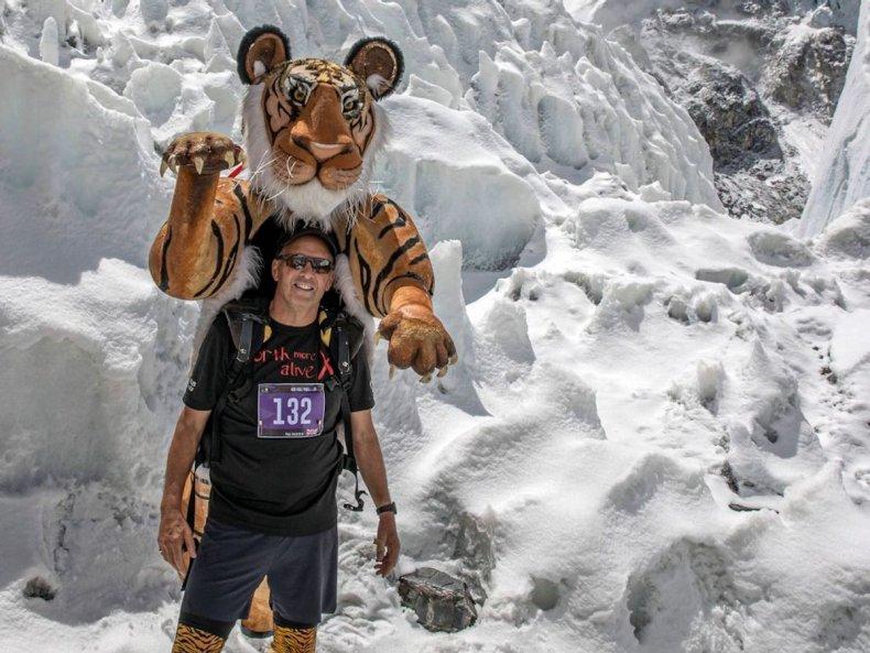 U kostimu tigra visokog 3 metra trči maraton po Himalajima: Britanac ovako prikuplja novac za ugroženu vrstu