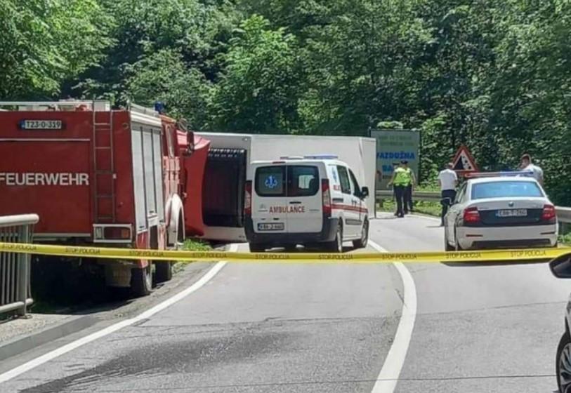 Tragičan epilog nesreće: Vozača izvukli mrtvog iz kamiona