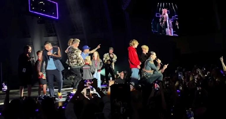 Učinili najslađu stvar: "Backstreet Boysi" na binu izveli specijalne goste