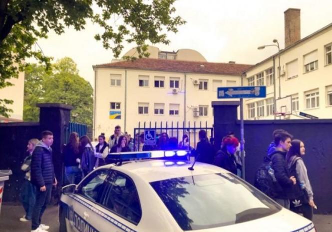Policija provjerava škole - Avaz