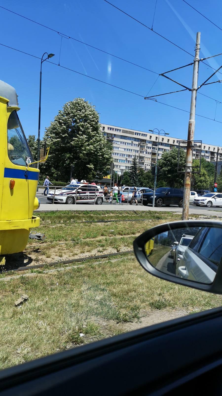 Haos u Sarajevu: Udario pješaka na stanici, iz policije kažu da je teško povrijeđen