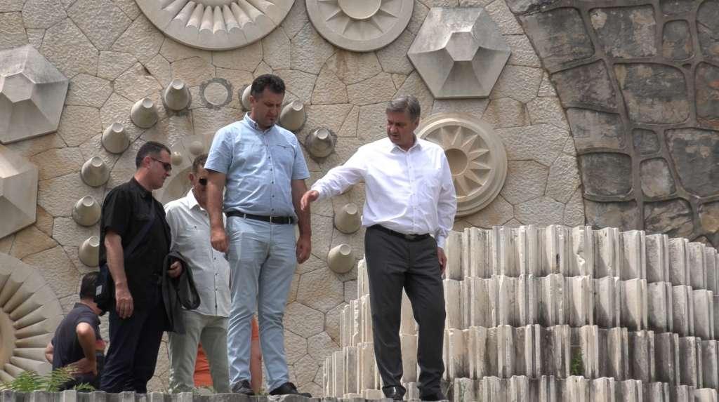 Zvizdić na devastiranom Partizanskom groblju: Ovo su napravili nositelji fašističkih vrijednosti