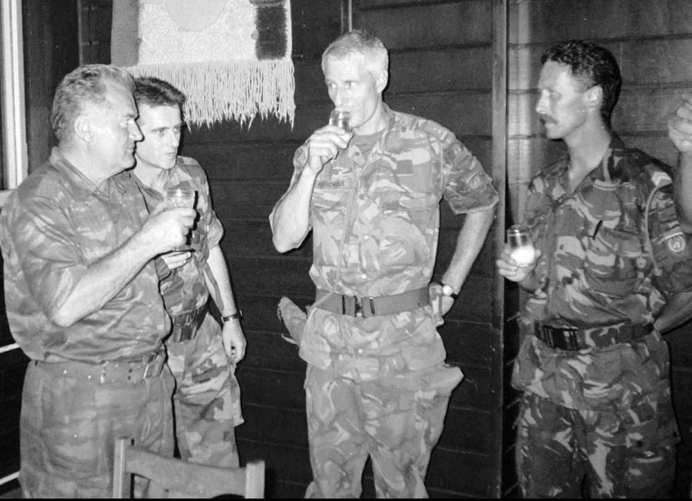 Ratni zločinac Ratko Mladić pije sa holandskim komandantom UN-a Tomom Karremansom - Avaz