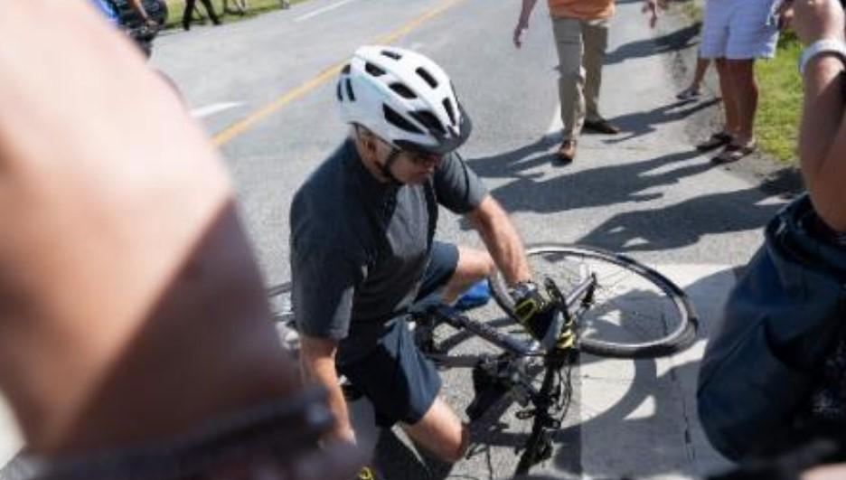 Džo Bajden pao s bicikla, zaglavila mu se noga u pedali