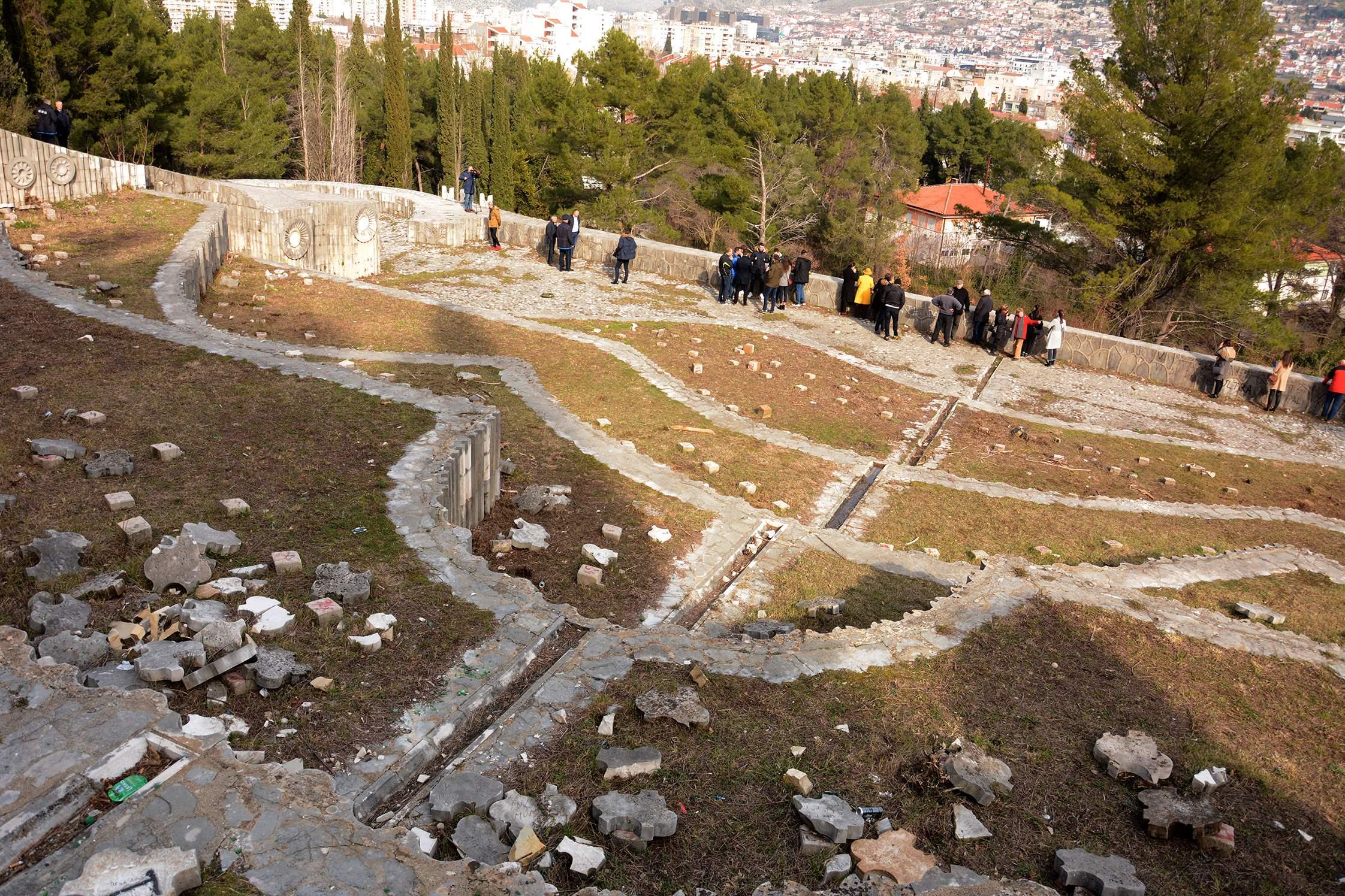 U obnovi Partizanskog groblja u Mostaru ponudile pomoć ekipe iz Crne Gore i Novog Sada