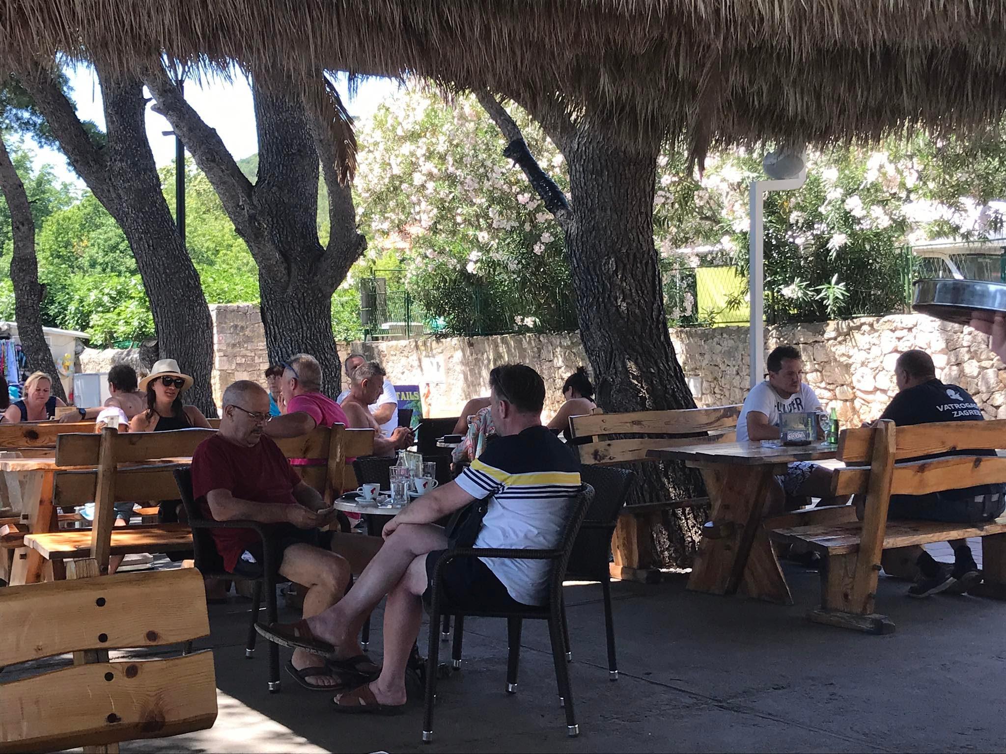 Turisti uživali u bašti restorana - Avaz