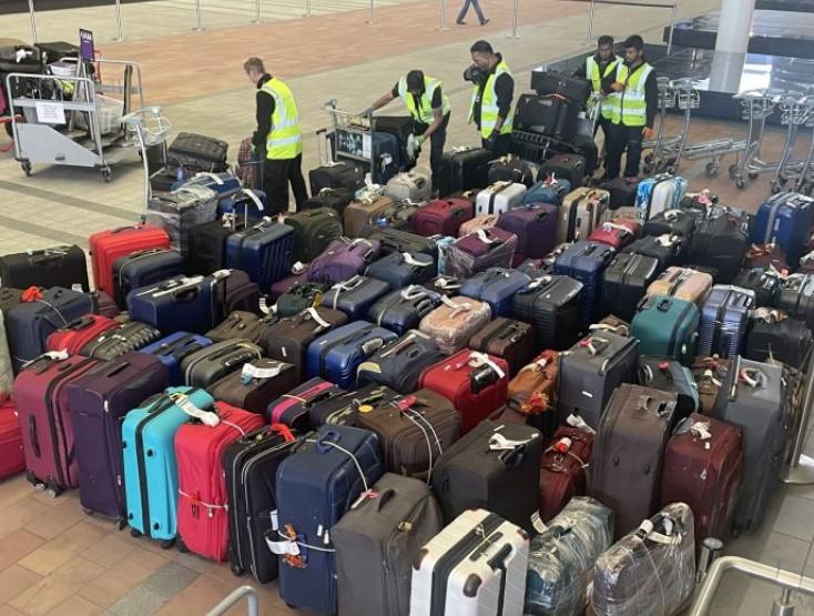 Putnici na aerodromu Hitrou u Londonu suočili sa otkazima izazvanim „planinom prtljaga“ - Avaz