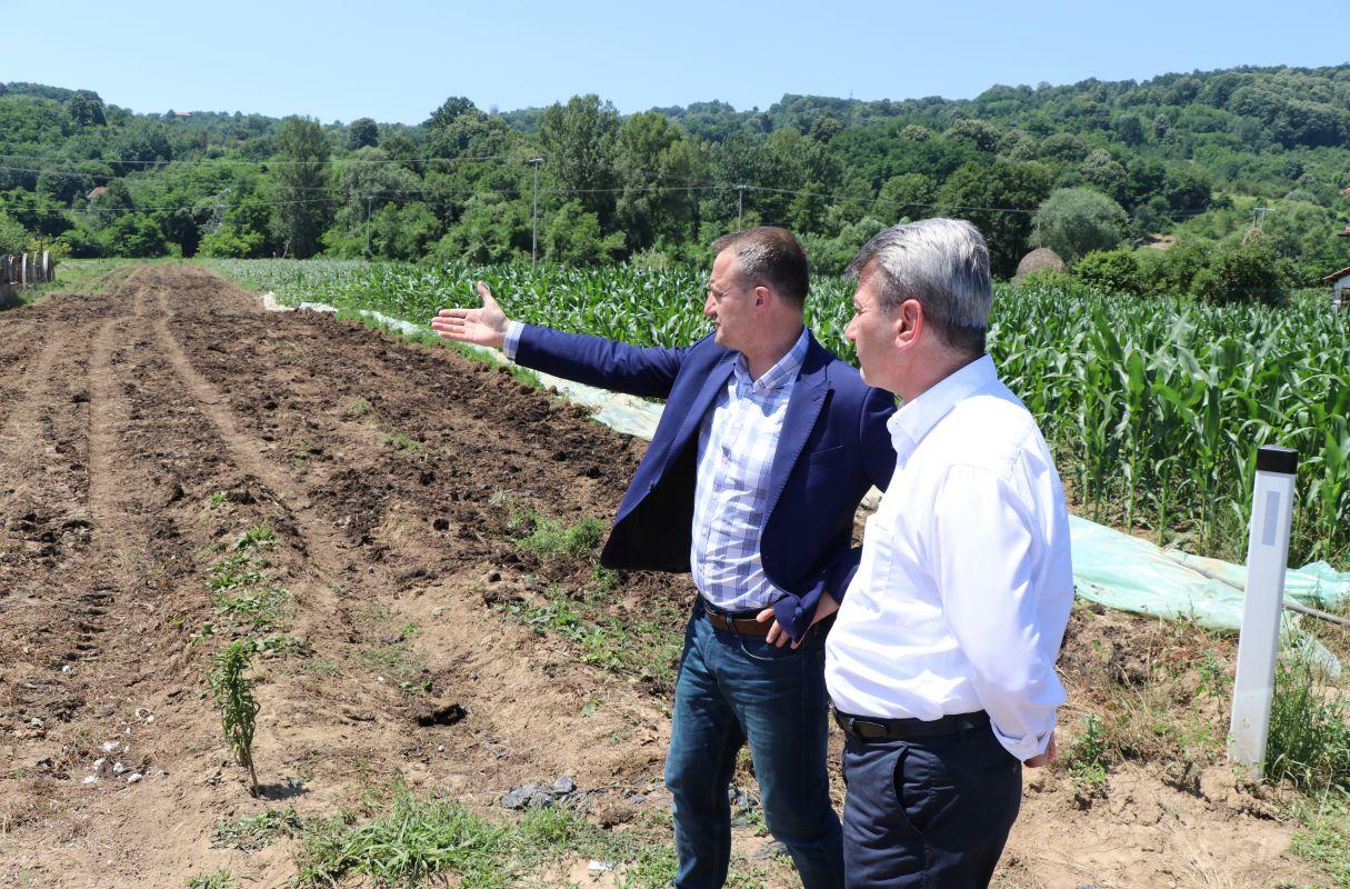 Načelnik Hadžibajrić posjetio Čelić i uručio pomoć od 50.000 KM: Pomoći ćemo da se spasi plastenička proizvodnja jagoda - Avaz