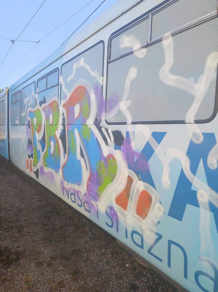 Vandalizam u Sarajevu: Išarano 11 tramvaja grafitima