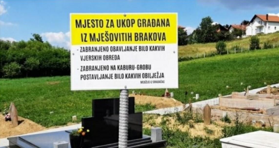 S groblja u Gradačcu uklonjena tabla na kojoj je pisalo "Mjesto za ukop građana iz mješovitih brakova"
