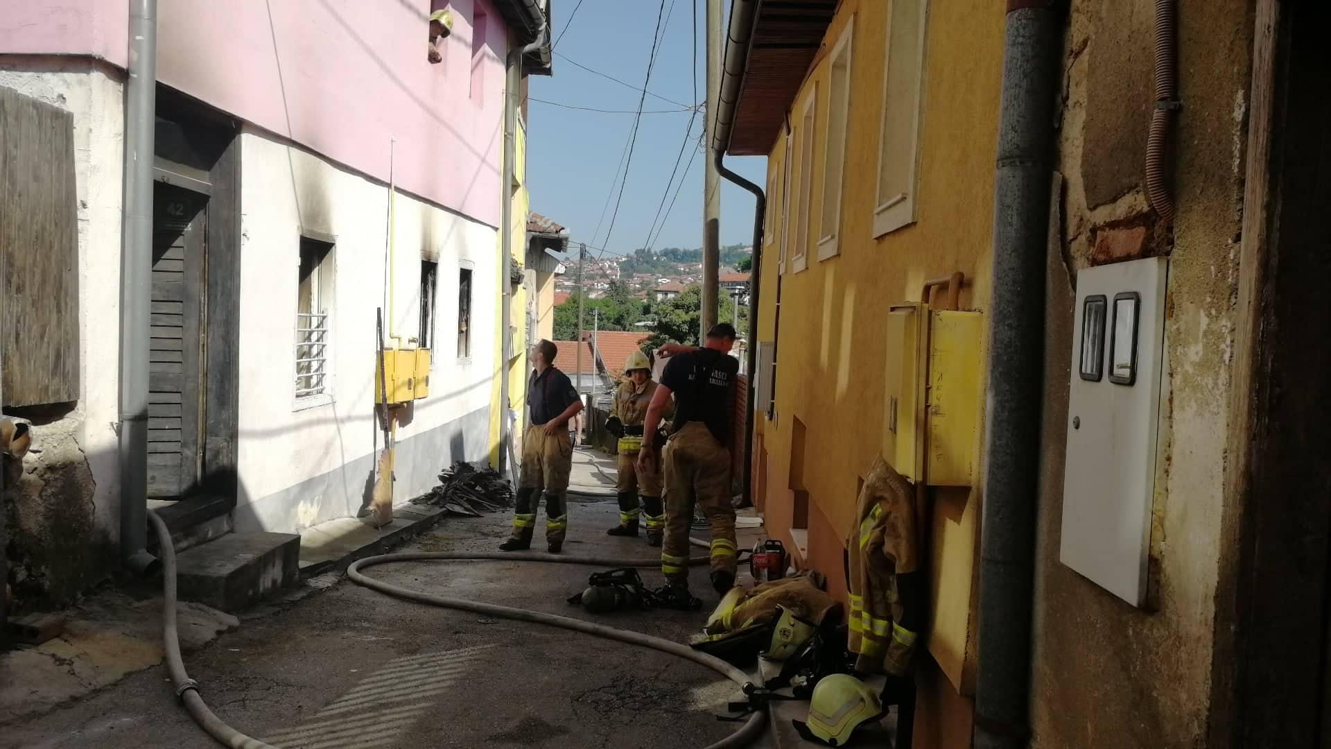 Požar u kući u Starom Gradu, uska ulica otežala gašenje