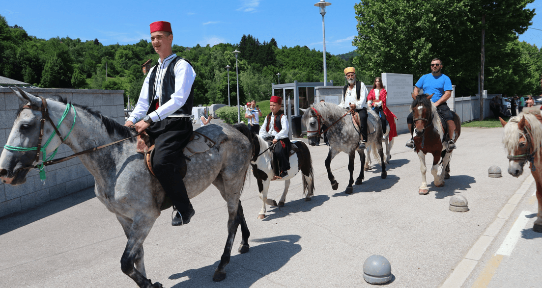 Na Ajvatovicu krenuli i konjanici iz Srebrenice, među njima Emin i njegova kćerka Dženeta