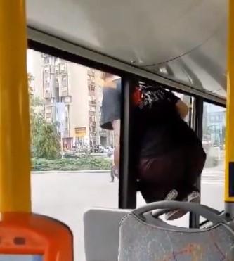 Djevojka iskače kroz prozor autobusa - Avaz
