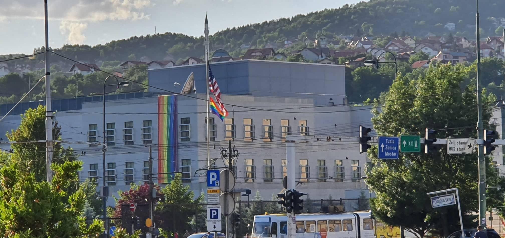 Zastava duginih boja na zgradi Ambasade SAD - Avaz