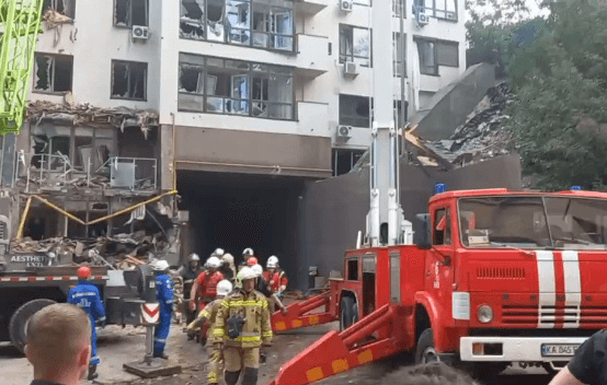 U izjavi za Telegram, Kličko je rekao da je najmanje 25 osoba spašeno iz ruševina uništene zgrade - Avaz