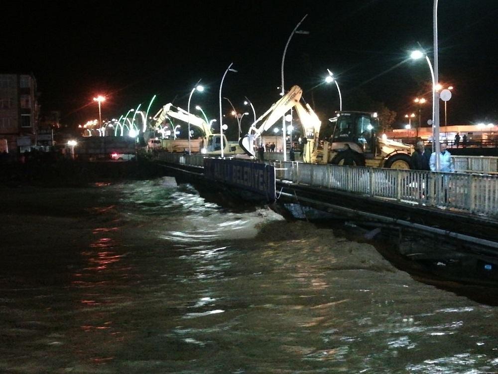 Poplave u Turskoj srušile dva mosta, mještani ne mogu do centra grada
