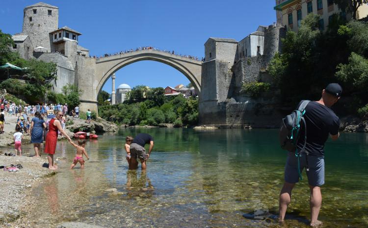Na rijeci Neretvi u Mostaru - Avaz