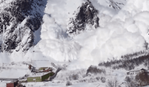 Nacionalni spasilački korpus za alpska i pećinska područja objavio je da je je potraga na planinskom vrhu Marmolada uključivala najmanje pet helikoptera - Avaz