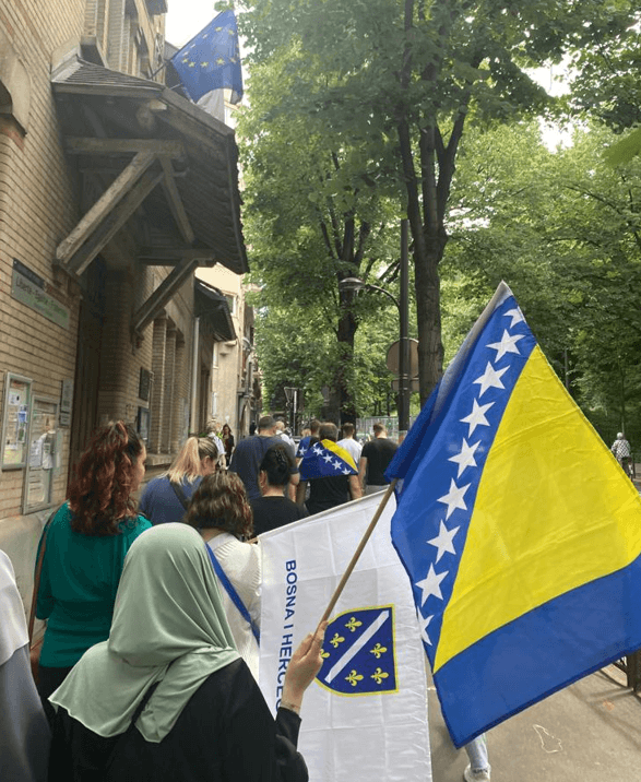 U prijestolnici Francuske danas je održan treći Marš Mira pod vodstvom udruženja “Međunarodna Solidarnost Bosna i Hercegovina - Francuska" - Avaz
